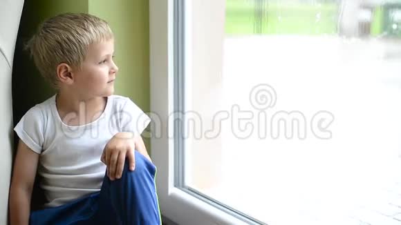 男孩盯着房子视频的预览图