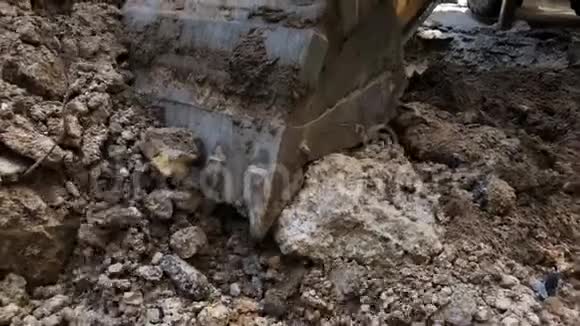 挖掘机斗倒地面修理水管视频的预览图