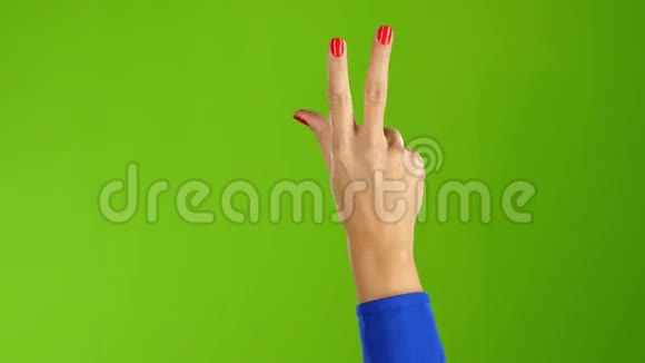 特写镜头和平手势显示每帧手妇女两次视频的预览图