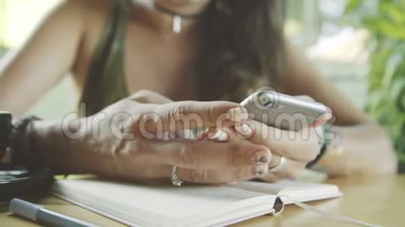 女性使用智能手机进行教育视频的预览图