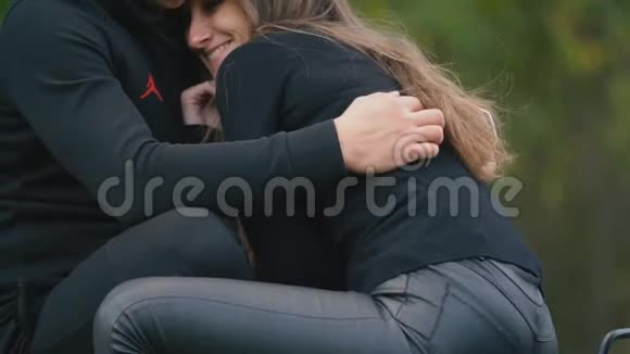 在大自然中拥抱的年轻夫妇视频的预览图