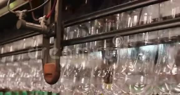 瓶装厂的一排排空水瓶视频的预览图