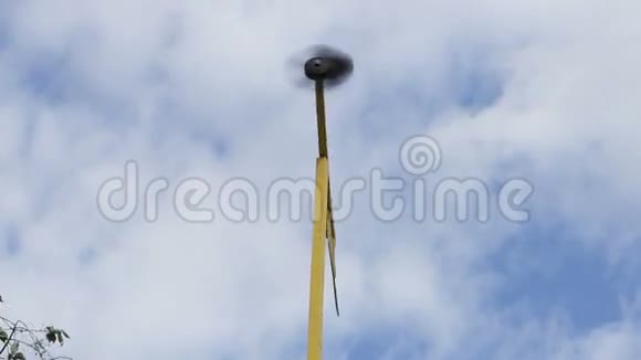 在蓝天背景下充气风套风箱显示了直升机着陆场附近的风力方向视频的预览图