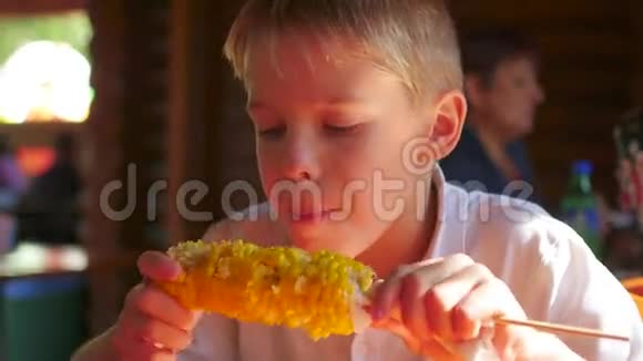 漂亮的孩子吃煮玉米视频的预览图