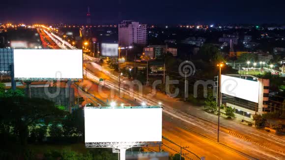 公路和三个大广告牌环线视频的预览图
