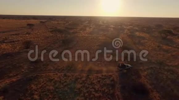 乘吉普车穿越纳米比亚大草原的游客视频的预览图