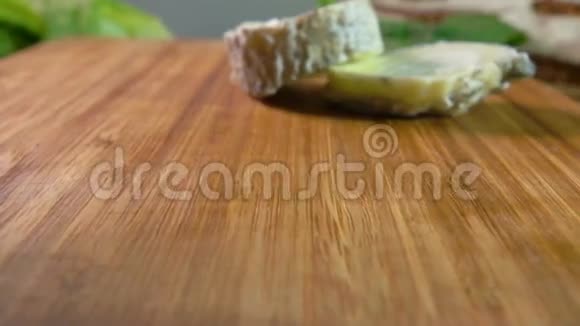 一块天然山羊奶酪勒桑特莫雷落在木头表面视频的预览图