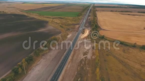 乡村道路的空中景观视频的预览图