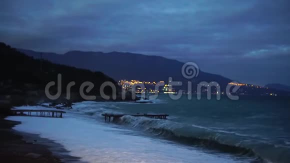 晚上有波浪和海滨傍晚海边的海浪视频的预览图