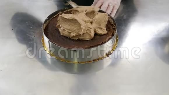 糖果师把奶油撒在蛋糕上视频的预览图