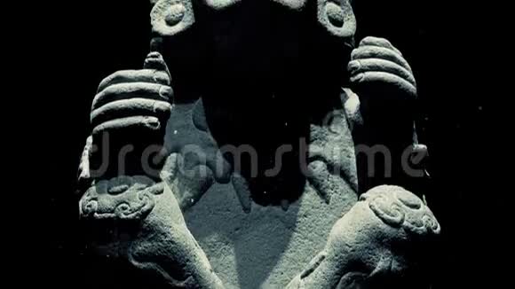 古老的玛雅雕像与尘埃粒子视频的预览图