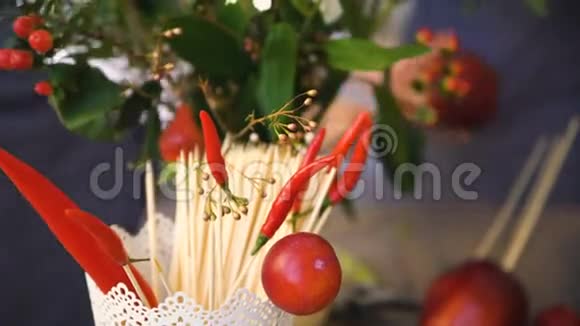 带辣椒的水桶和带厨师花店背景的食物木棍视频的预览图