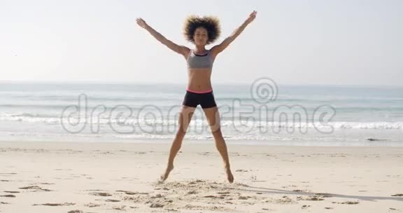 适合女子跳跃在海滩上视频的预览图
