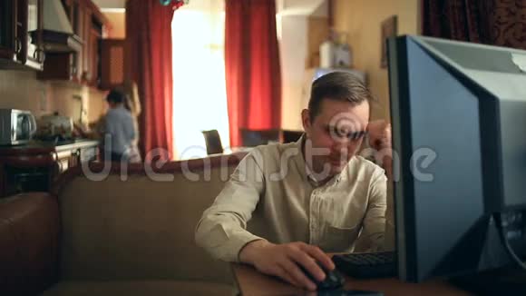 在家电脑工作丈夫对交易失败感到失望妻子很难过他们是视频的预览图