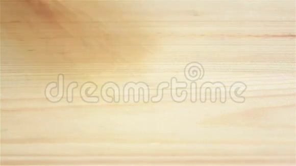 意大利通心粉面条落在木桌上慢动作视频的预览图