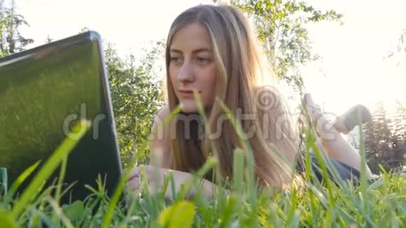 带笔记本电脑的年轻女孩在户外工作视频的预览图