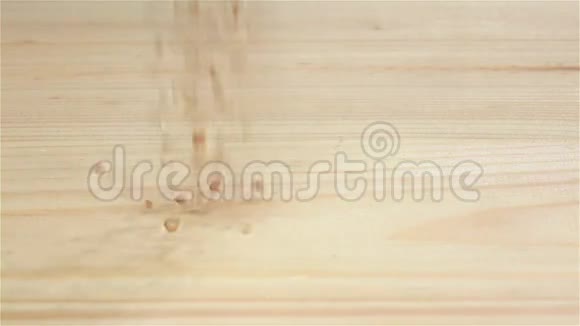 生粒荞麦落在桌上动作缓慢顶部视图视频的预览图