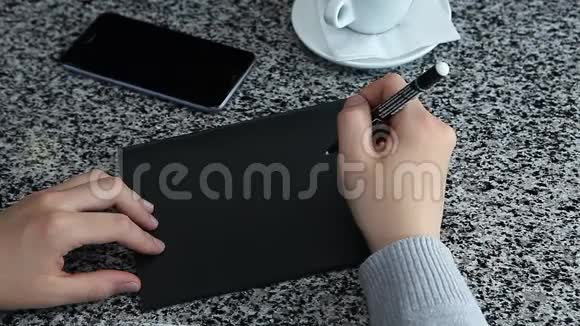 在黑纸铺桌子上的女生拼字视频的预览图