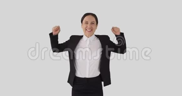 兴奋的女商人欢呼和庆祝成功视频的预览图