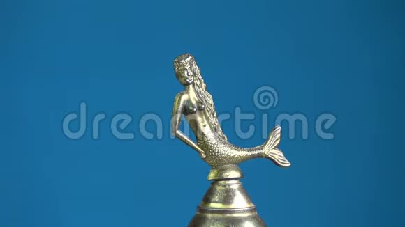 小型老式黄铜钟美人鱼雕塑旋转视频的预览图