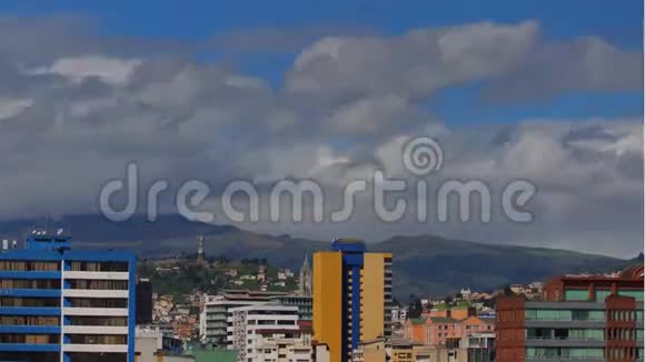 基多市北部多云间阴天背景是ElPanecillo山视频的预览图