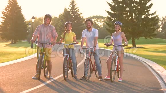 四个朋友骑自行车在路上视频的预览图
