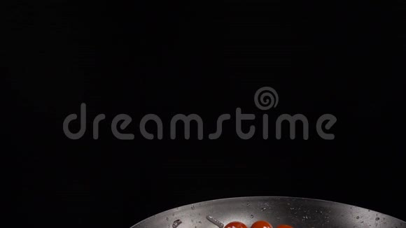在煎锅里搅拌蔬菜视频的预览图