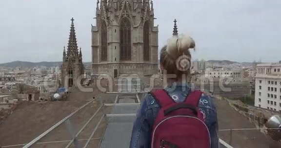 西班牙女游客走在教堂的顶部视频的预览图