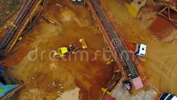 从上面的挖掘机装载机在采石场的视野带有货砂的轻型卡车视频的预览图