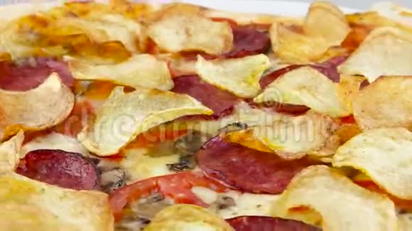 带薯片和香肠的披萨视频的预览图