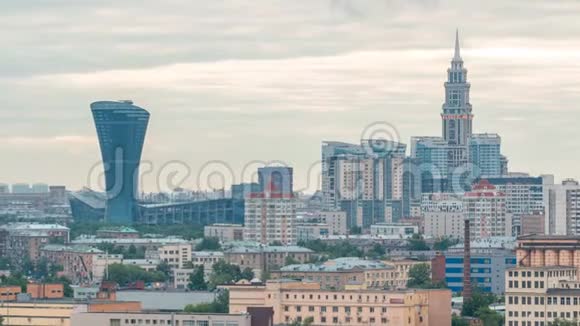 莫斯科城市景观和摩天大楼有尖顶住宅建筑时间视频的预览图