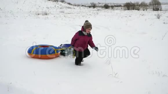 冬天的乐趣从雪山上滑雪视频的预览图