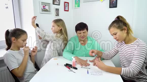 家庭中不同年龄的妇女视频的预览图
