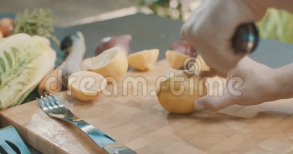 在木板上切柠檬刀视频的预览图