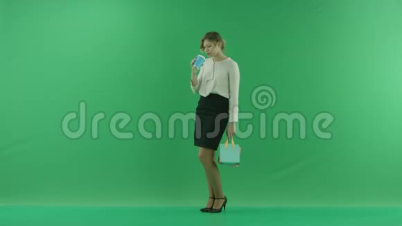 漂亮的购物妇女正拿着购物袋从纸杯里喝咖啡女顾客拿着购物袋视频的预览图