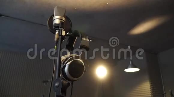 录音室内架上装有耳机的麦克风视频的预览图