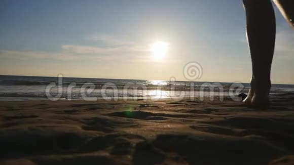 日落时分年轻女子在海滩上奔向大海在度假期间美丽的少女上岸出海视频的预览图