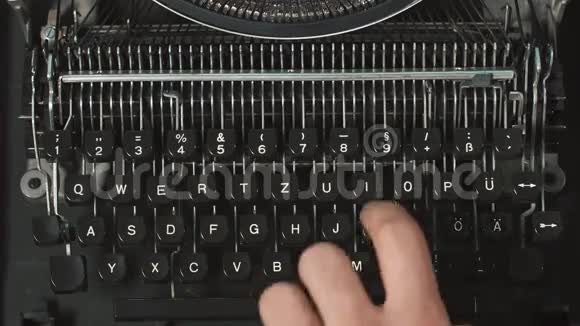 男人手指在老式复古打字机上打字视频的预览图