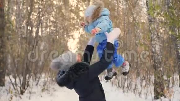 妈妈在冬天公园和宝宝玩妈妈把孩子扔了视频的预览图