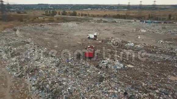 空中观景城市垃圾场垃圾场的垃圾车空中无人机射击的生态破坏城市上空的飞行视频的预览图