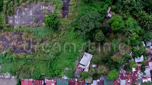 铁路沿线修建的贫民窟和棚户区屋顶无人机视频的预览图