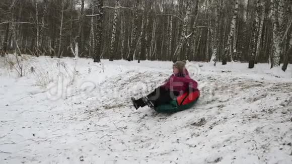 冬天的乐趣从雪山上滑雪视频的预览图