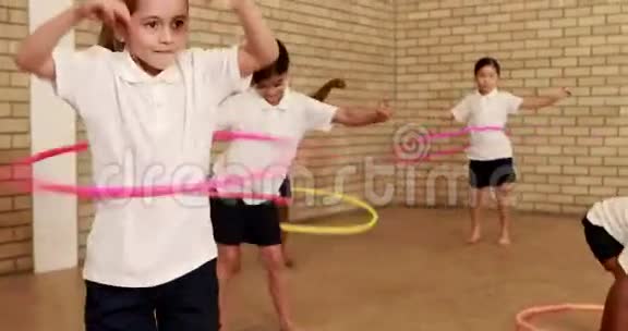 小学生用呼啦圈运动视频的预览图
