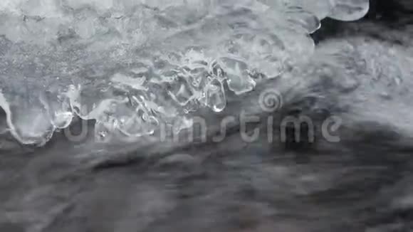 冰冻的山溪冰下筑起奔流山涧特写视频的预览图