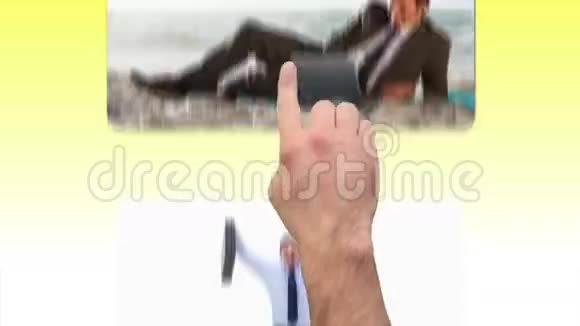 在海滩上穿西装的男人的有趣视频视频的预览图