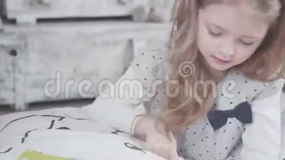 小可爱的女孩在幼儿园玩毛绒玩具视频的预览图