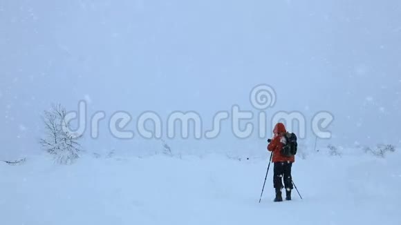 摄影师拍摄雪花视频的预览图