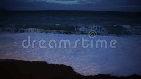 晚上有波浪和海滨傍晚海边的海浪视频的预览图