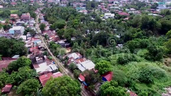 铁路沿线修建的贫民窟和棚户区屋顶无人机视频的预览图