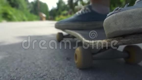 在户外的滑板公园里特写滑板男孩骑在滑板上橙色滑板脚穿鞋滑板甲板视频的预览图